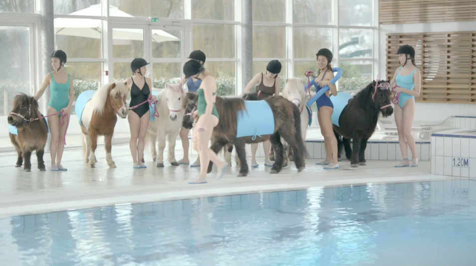 llllitl-toyota-publicité-aqua-poney-piscine-wtf-nouveautés-agence-saatchi-duke